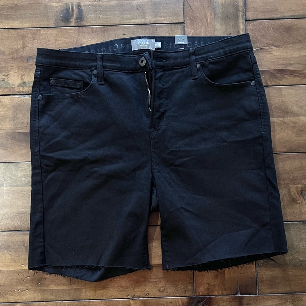 Torrid Sky High 10inch Bermuda Jegging Short size 16